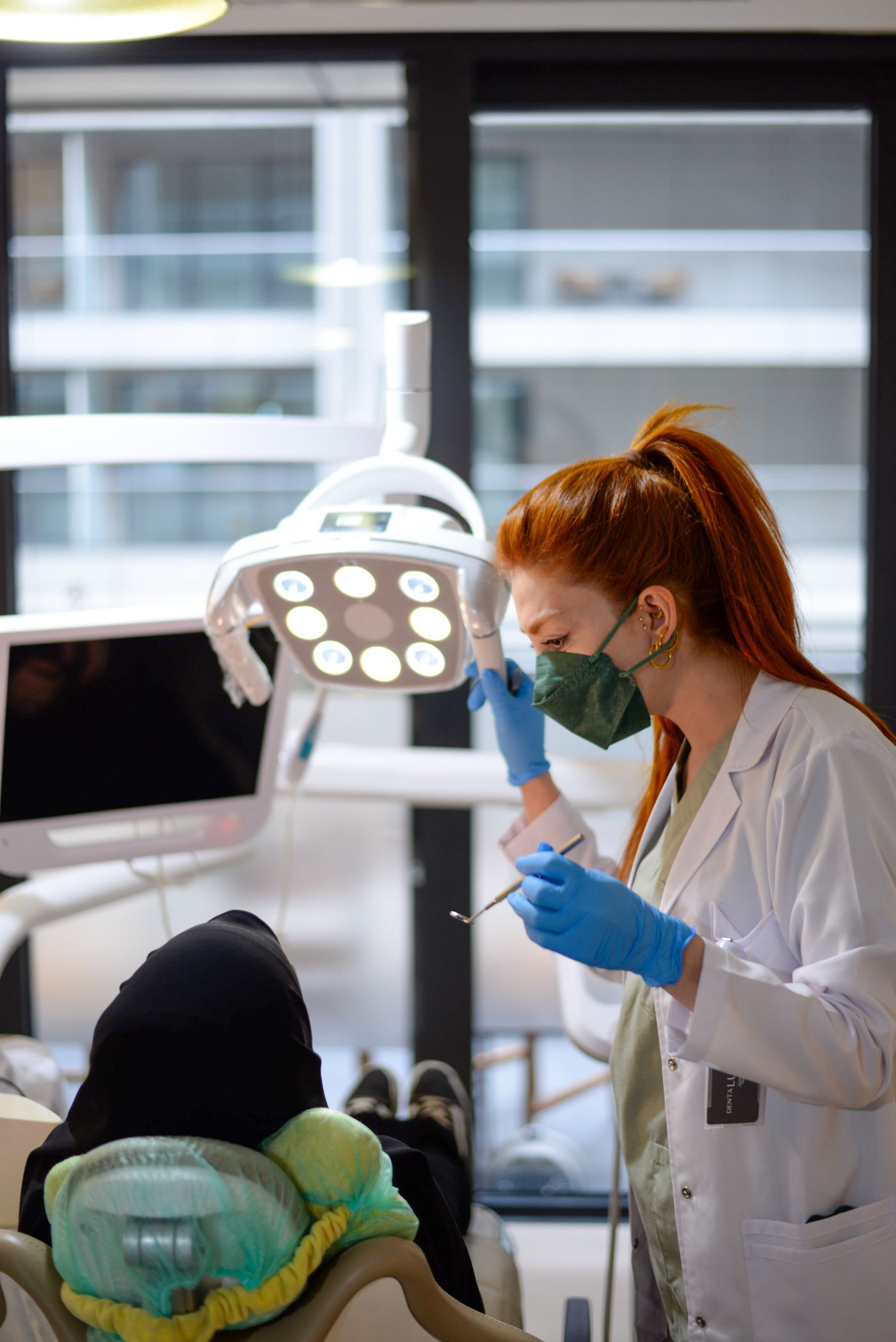 Zahnärztin behandelt einen entspannten Patienten in ruhiger Atmosphäre